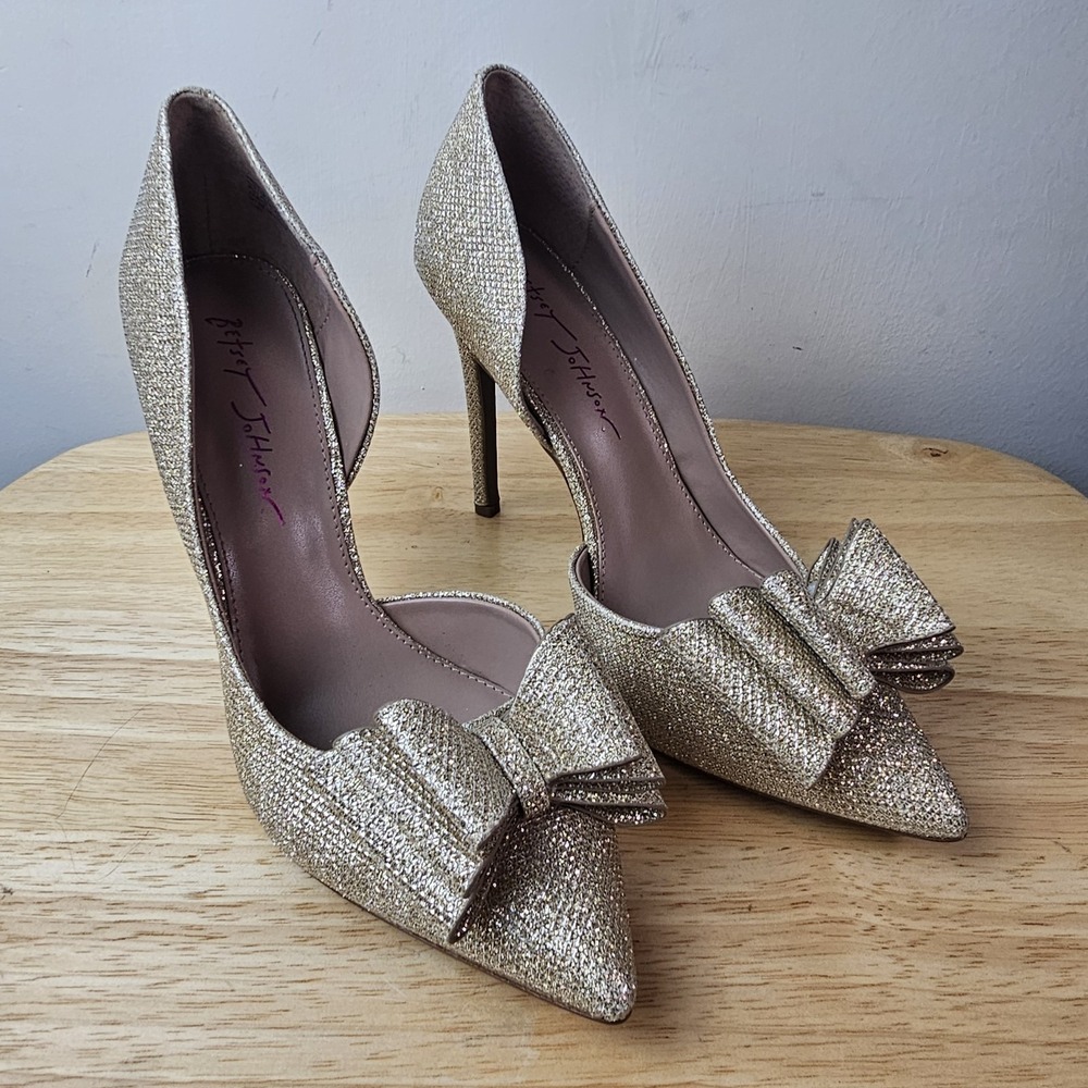 Betsey Johnson Sz. 8.5 Prince Gold Metallic Bow Front Pointed Toe‎ Stiletto